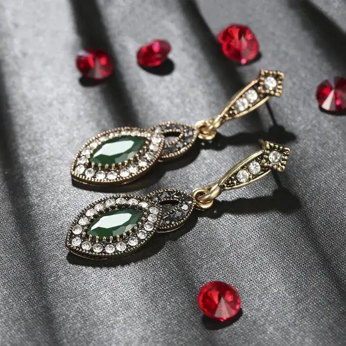 Boucles d'oreilles vintage créatives en alliage avec cristaux et émeraudes incrustés