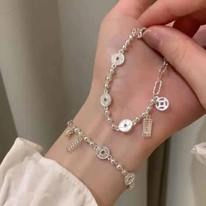 Bracelet en argent unique avec cubes de perles et accents circulaires pour fille ; Bijoux asymétriqu