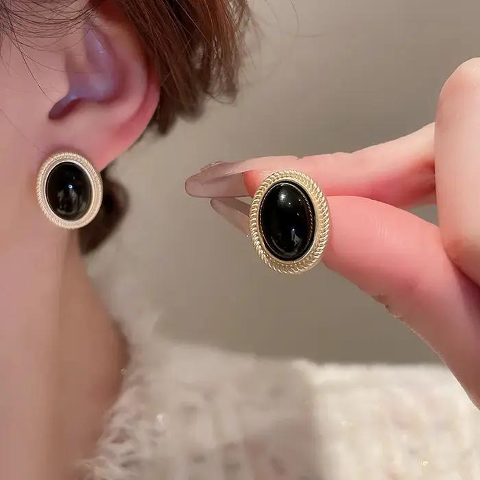 Nouvelles Boucles d'Oreilles Clous Ovales Noires en Métal Doré Style Rétro 2026 pour Femmes – Design