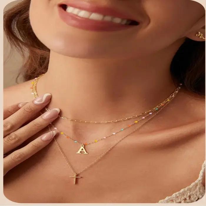 Collier initial coloré perlé pour femme