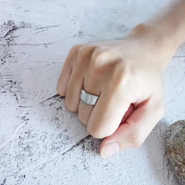 Bague Prjewel en acier inoxydable brossée avec bord biseauté pour homme et femme, bijou personnalisable pour mariage et occasions spéciales
