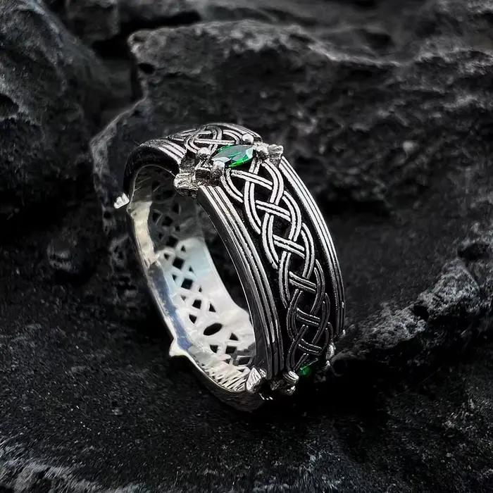Bague Totem Entrelacée avec Zircon Vert Design Gothique Punk Vintage pour Hommes Occasions Spéciales