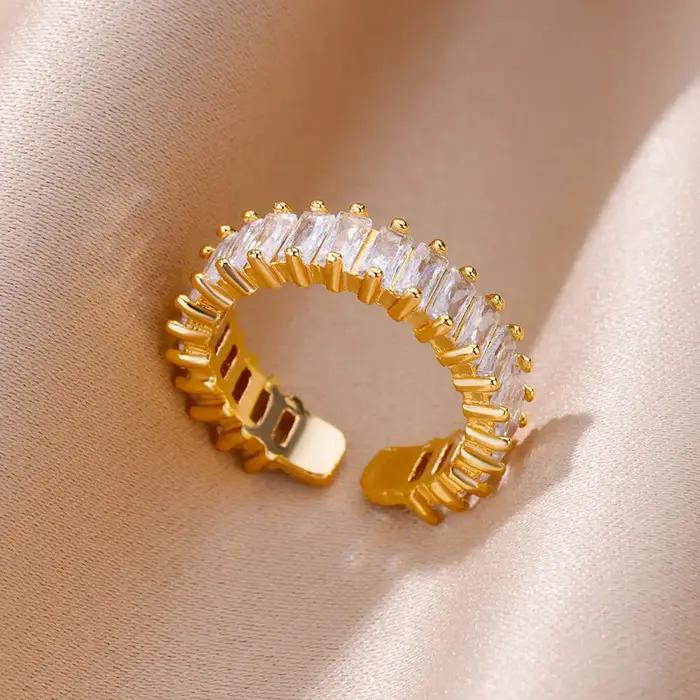 Bague en acier inoxydable sertie de zircone cubique élégante et audacieuse pour femmes occasions spéciales et cérémonies