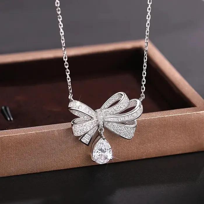 Collier pendentif nœud classique de luxe avec diamants brillants et moissanite