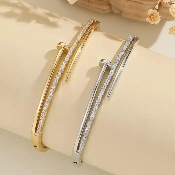 Un bracelet réglable en cuivre incrusté de zircon avec un design doux
