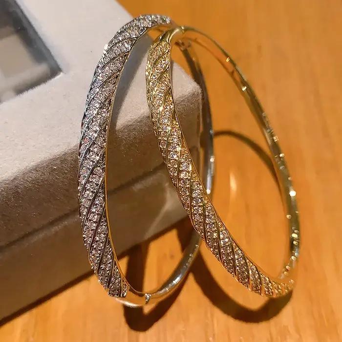 Bracelet jonc en laiton plaqué or 18 carats pour femmes élégantes avec tracker de fitness pour bureau et soirées spéciales
