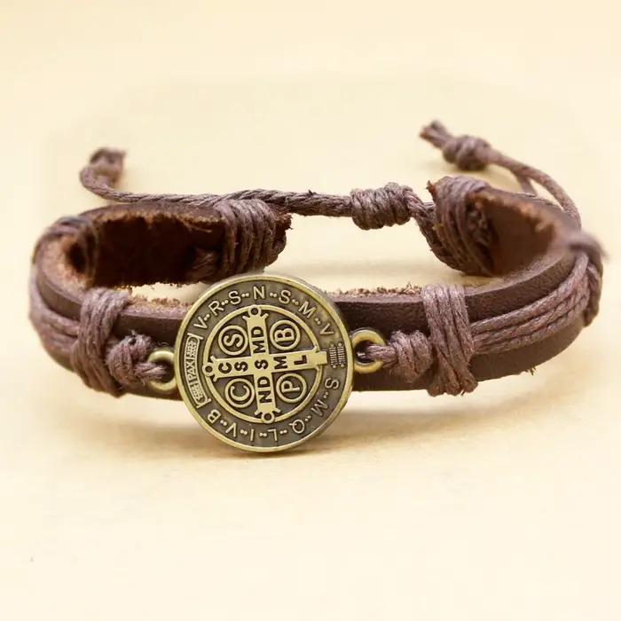 Bracelets en cuir avec médaille de Saint benoît