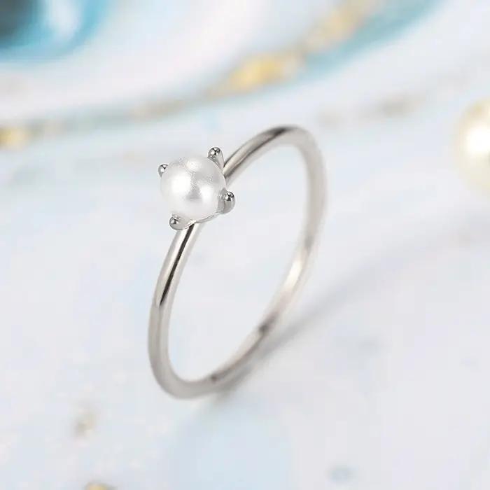 Bague en cuivre plaquée or jaune sertie de zirconium pour femmes, romantique et mince, idéale pour les occasions spéciales et le quotidien