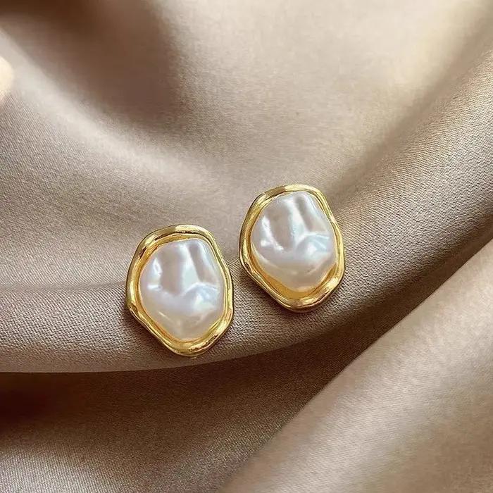 Boucles d'oreilles minimalistes blanches simples