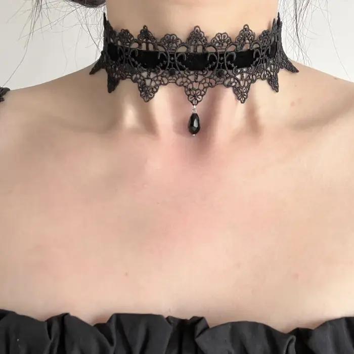 Collier ras du cou élégant en dentelle noire avec nœud papillon