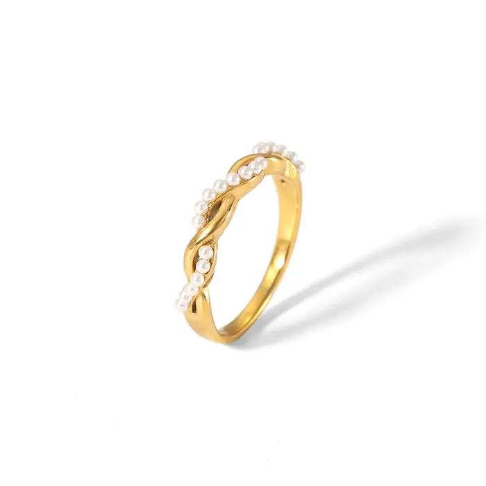 Bague torsadée fine en acier inoxydable plaquée or avec zirconia pour femmes occasions spéciales soirée cocktail