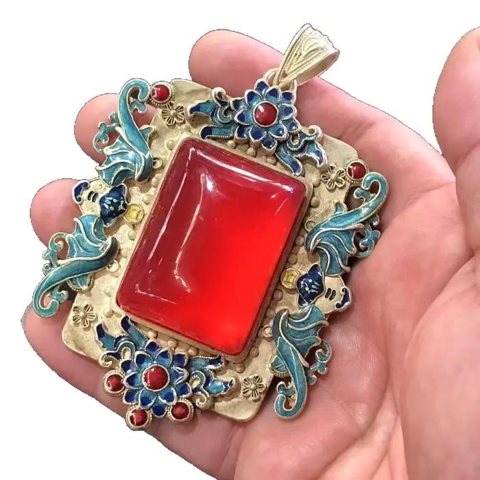 Pendentif vintage en émail cloisonné incrusté d'une gemme carrée rouge