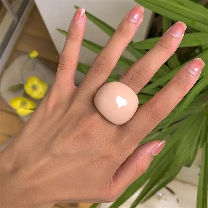 Bague en acrylique couleur bonbon anneau géométrique audacieux bijoux pour femmes occasions spéciales style unique moderne