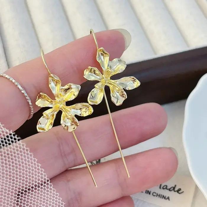 Boucles d'oreilles à fleurs dorées pour femmes