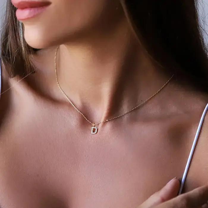 Collier initial lettre A-Z en acier inoxydable chic pour femmes occasions spéciales partis ou quotidiennes