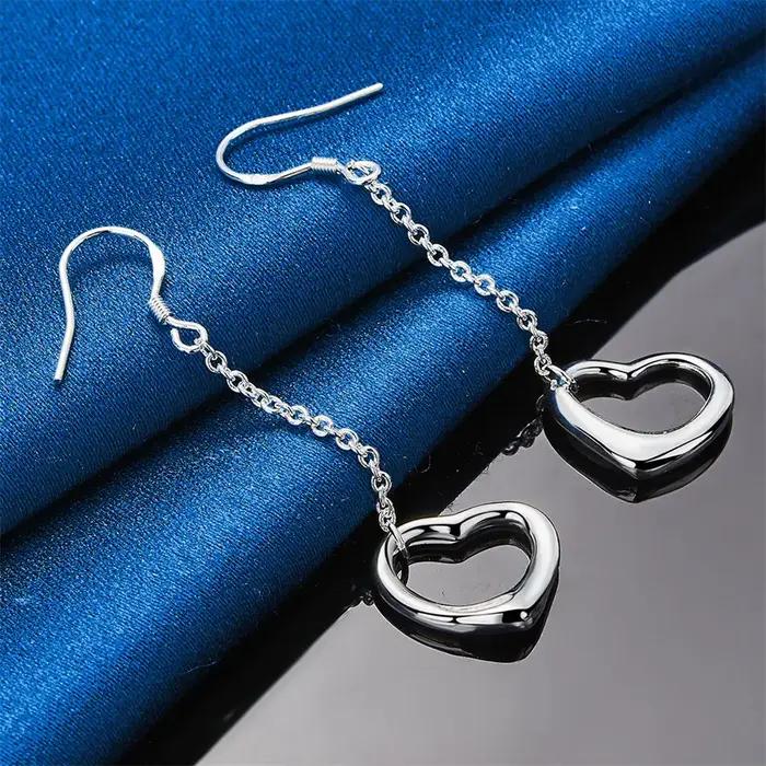 Une paire de boucles d'oreilles exquises en forme de cœur en argent sterling 925