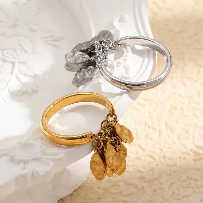 La. Bague pour femme en acier inoxydable avec pendentif en forme de flocon texturé Muses Punch