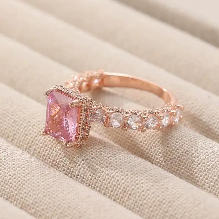 Bague élégante incrustée de zircone synthétique rose carrée pour femme