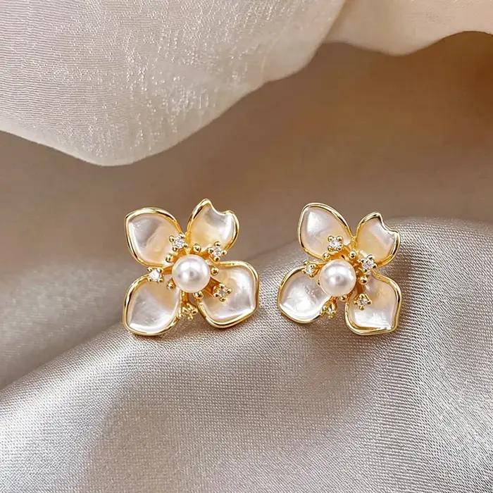 Nouvelles Boucles d'Oreilles Clous Camélia Émail Blanc Élégantes 2026 pour Femme