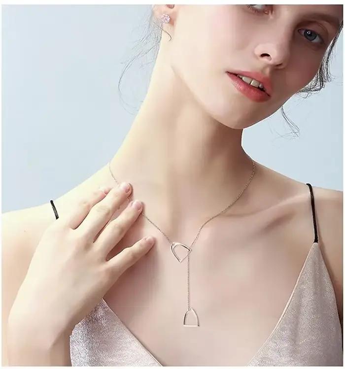 Collier de cheval en acier inoxydable pour femmes et filles avec double étrier de cheval design moderne et élégant pour cadeaux de Noël Saint Valentin Thanksgiving anniversaire et autres occasions spéciales