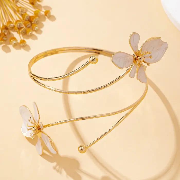 Un bracelet de bras pour femme