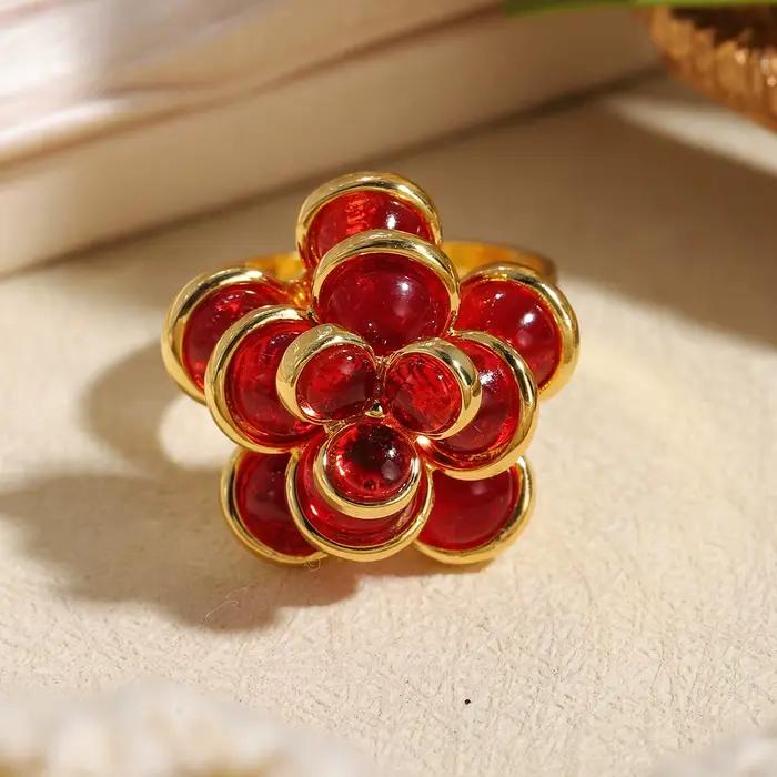 Bague de cocktail florale en métal doré avec rose rouge d'inspiration vintage pour femmes et filles