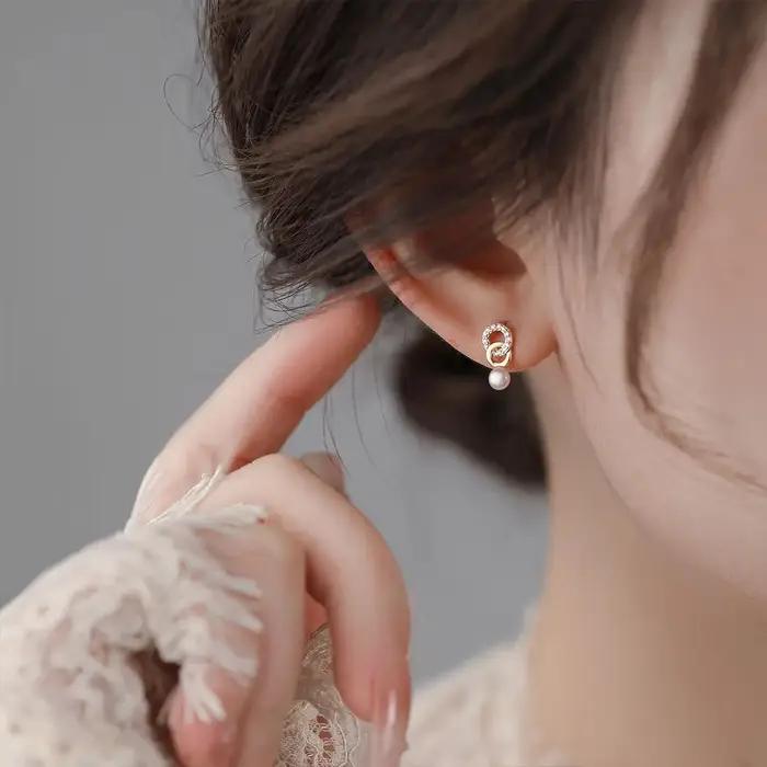 Boucles d'Oreilles Délicates LENNIK Nouvelle Collection 2026 Pour Jeunes Filles Style Décontracté Perle Miniature Double Anneau Or Jaune Clair Plaqué Rhodium Imitation Occasions Spéciales