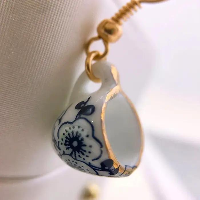 Boucles d'oreilles en céramique émaillée faites à la main pour femmes style rétro tasse à thé occasions spéciales vintage