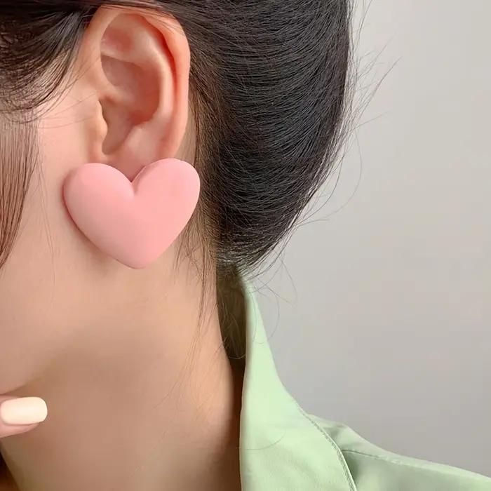 Un lot de 3 paires de boucles d'oreilles exagérées en forme de cœur à la mode avec un design créatif géométrique