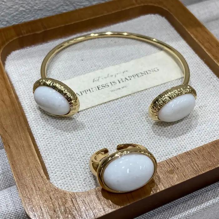 Bracelet ouvert avec anneau ovale vert