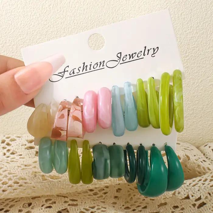 Ensemble de boucles d'oreilles pendantes en résine élégante