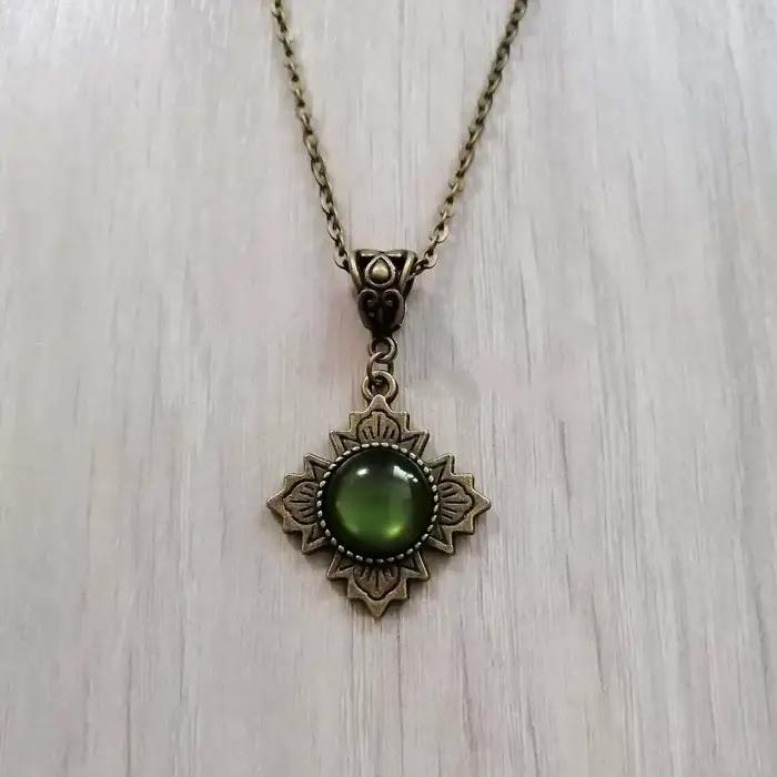 Collier pendentif médiéval victorien vintage couleur bronze avec croix florale en filigrane et pierr