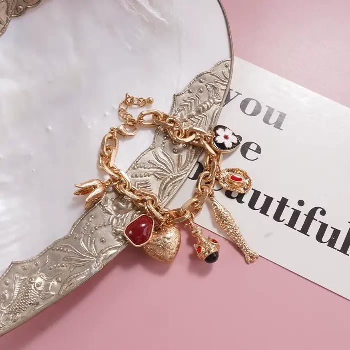 Bracelet fantaisie aux accents rouges, accessoire élégant à motifs variés, idéal pour les tenues décontractées, parfait pour les brunchs, les rendez-vous et les soirées.