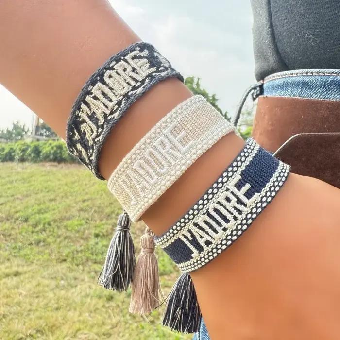 Bracelet personnalisable en tissu brodé avec pompon réglable pour l'amitié et les fêtes