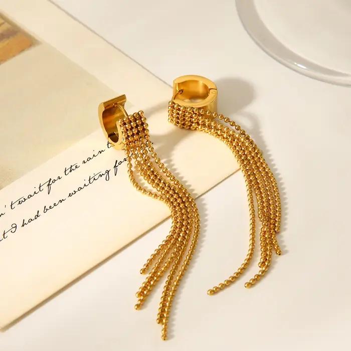 Nouvelles boucles d'oreilles pendantes en acier inoxydable plaqué or 18 carats avec chaîne et pompon