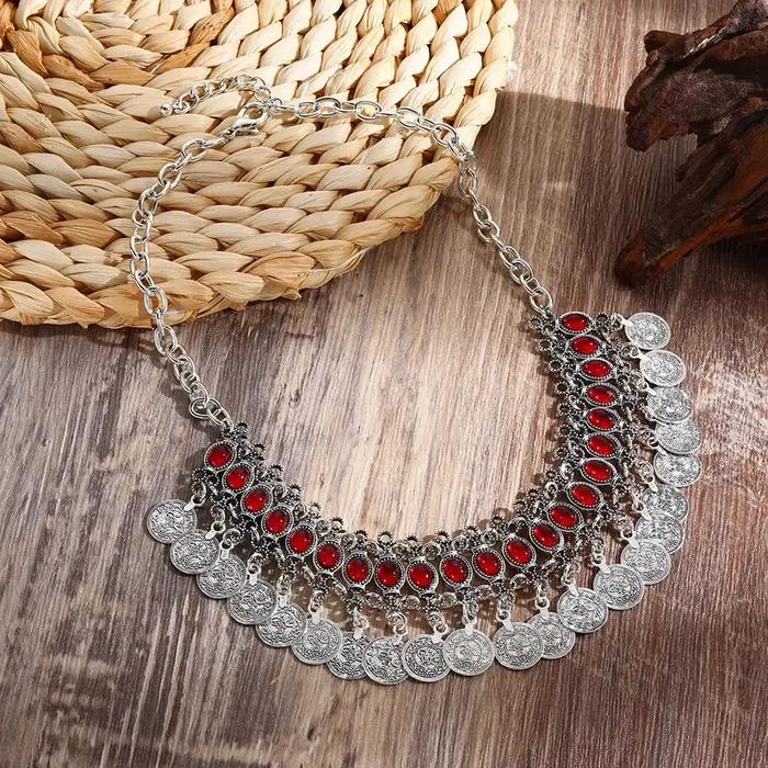 Collier ethnique bohème avec pendentif pièce de monnaie en alliage couleur argent antique et pierres en résine rouge