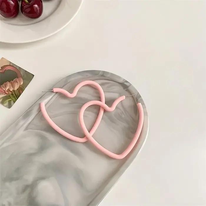 Un lot de 3 paires de boucles d'oreilles exagérées en forme de cœur à la mode avec un design créatif géométrique