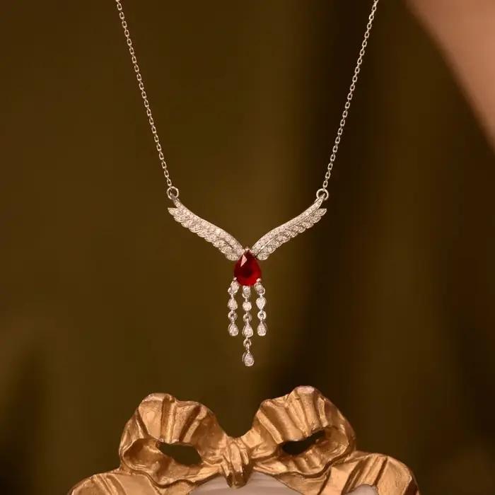 Collier luxueux et frappé de pierres précieuses rouges pour femmes