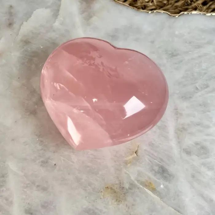 Une pierre de quartz rose en forme de coeur - Cristal rose de style bohème, coupe en forme de coeur, pierre naturelle, adaptée à la décoration intérieure.
