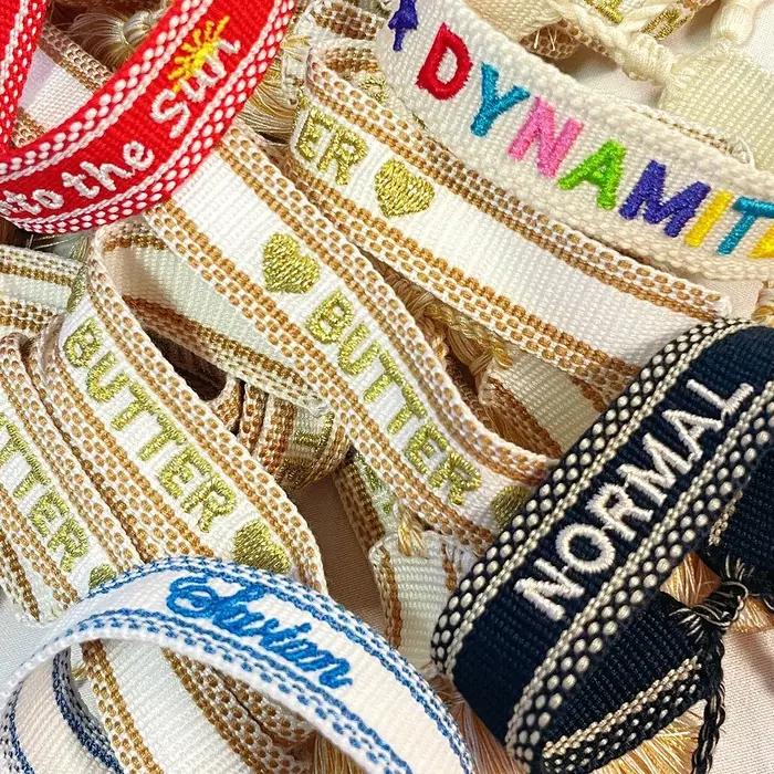 Bracelet tissé à la main avec des chansons populaires