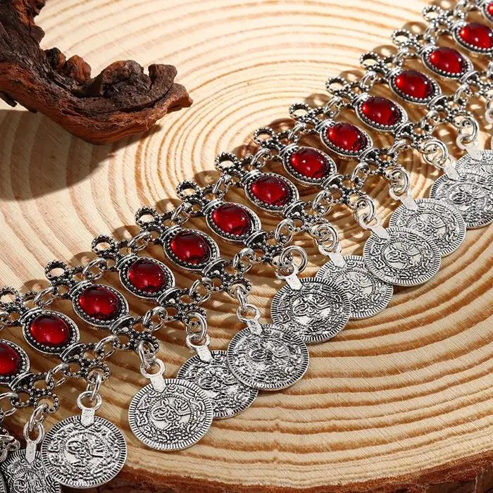 Collier ethnique bohème avec pendentif pièce de monnaie en alliage couleur argent antique et pierres en résine rouge