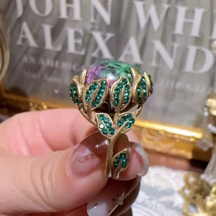 Bague de cocktail LOVE GREEN LIVE GREEN en cuivre plaqué or avec pierre verte et strass pour occasions spéciales femme engagement vintage style bohème