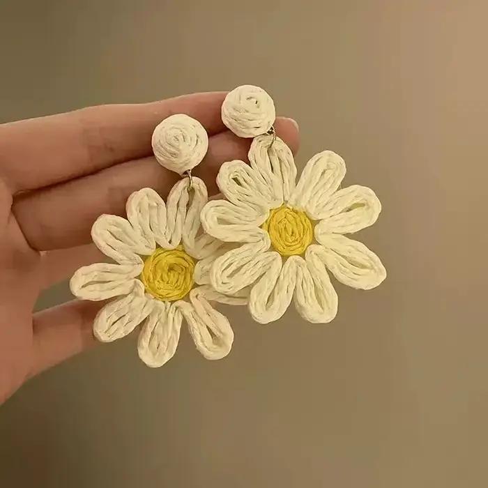 Boucles d'oreilles bohèmes faites à la main en raphia tressé avec fleurs pour femme