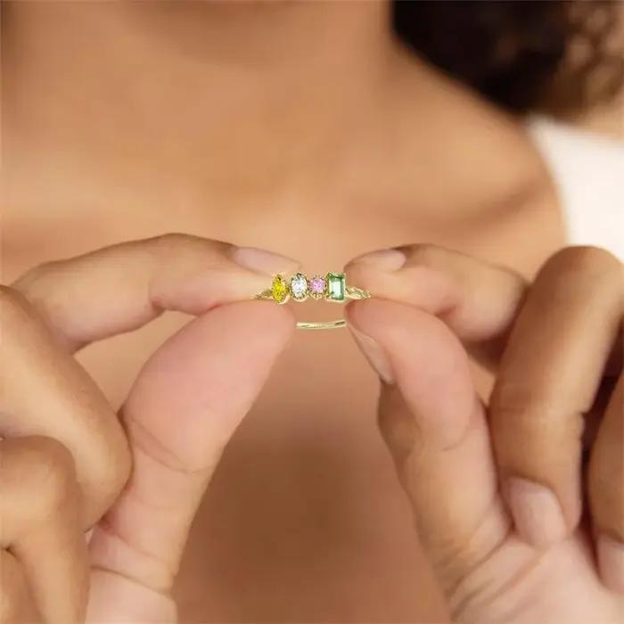 Bague personnalisée en cuivre avec pierres de naissance pour célébrer l'amour familial et les anniversaires occassions spéciales pour femme