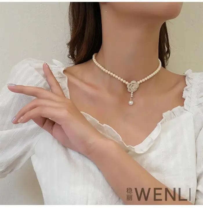 Collier classique avec pendentif en forme de fleur de camélia pour femmes