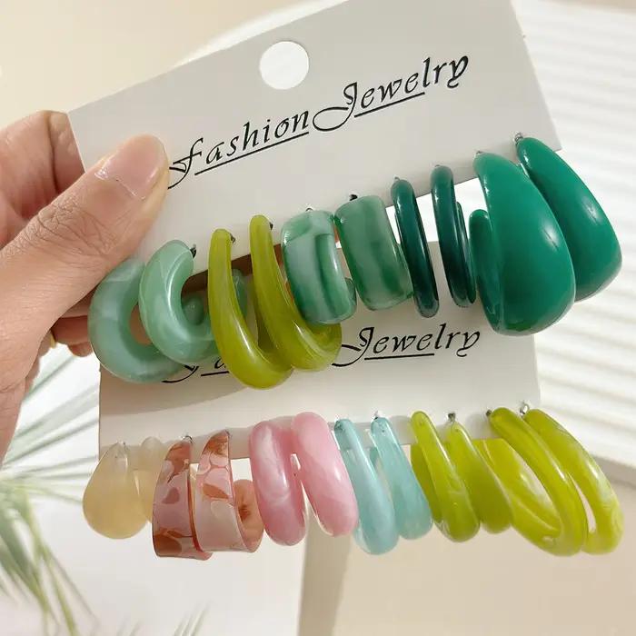 Ensemble de boucles d'oreilles pendantes en résine élégante