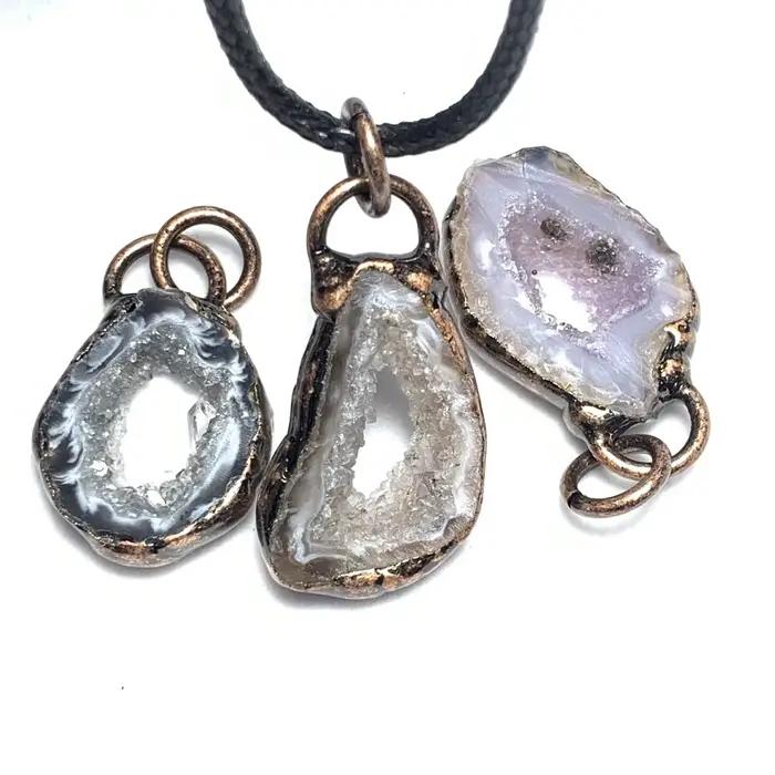 Collier pendentif en agate naturelle de style vintage avec cristal de cuivre fossilisé, petit bijou