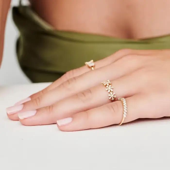 Bague empilable florale en or 18 carats pour femme – Alliance de mariage élégante en fleurs