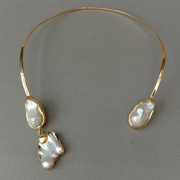 Collier ras du cou avec perles Keshi blanches, plaqué or jaune 18 K