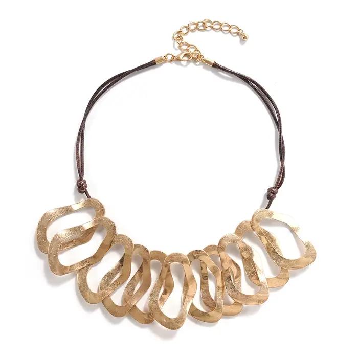 Collier bib minimaliste à motif vague, accessoire tendance idéal pour les brunches et les tenues élé